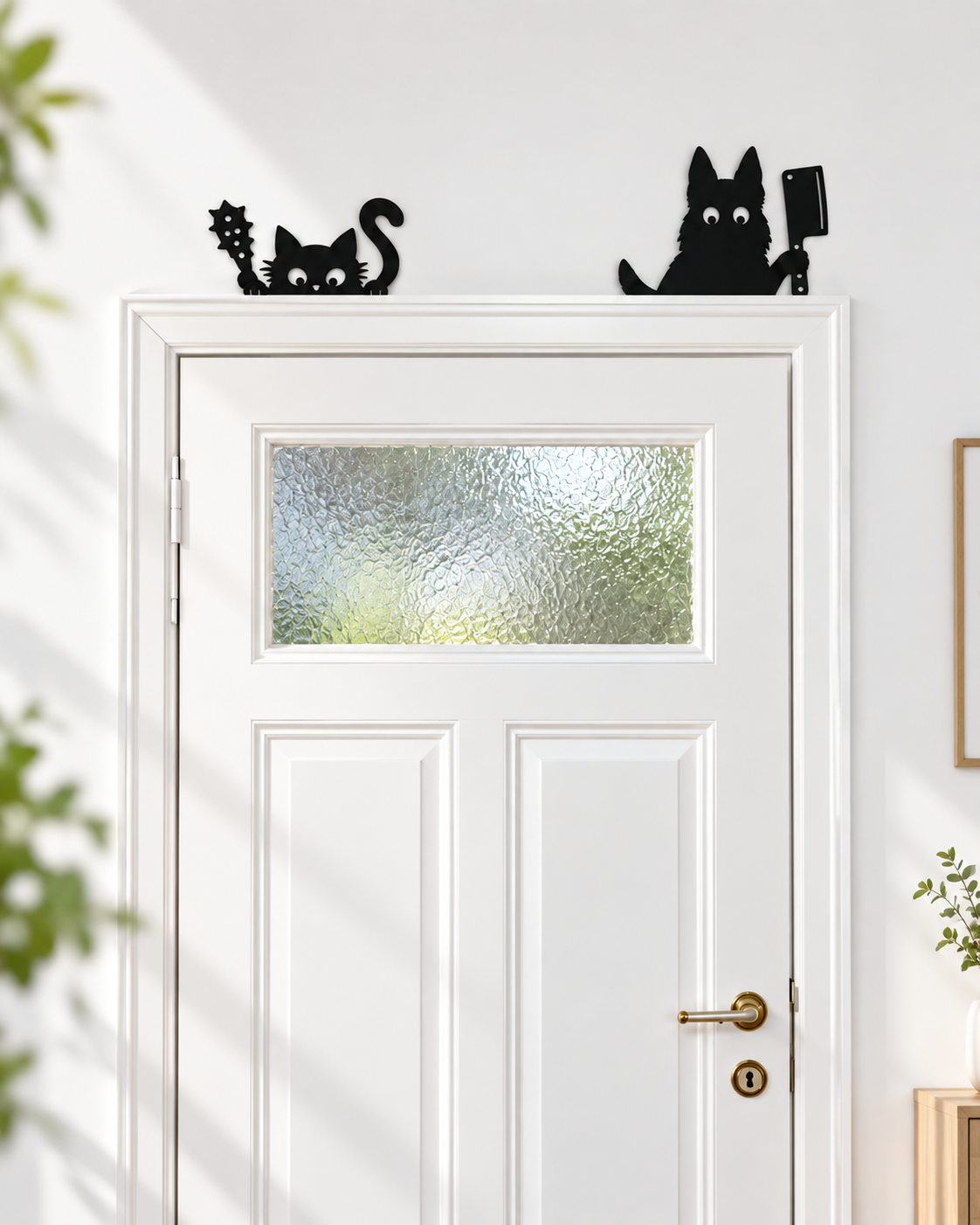 Schwarze Katzen-Tür-Wächter auf einem weißen Türrahmen